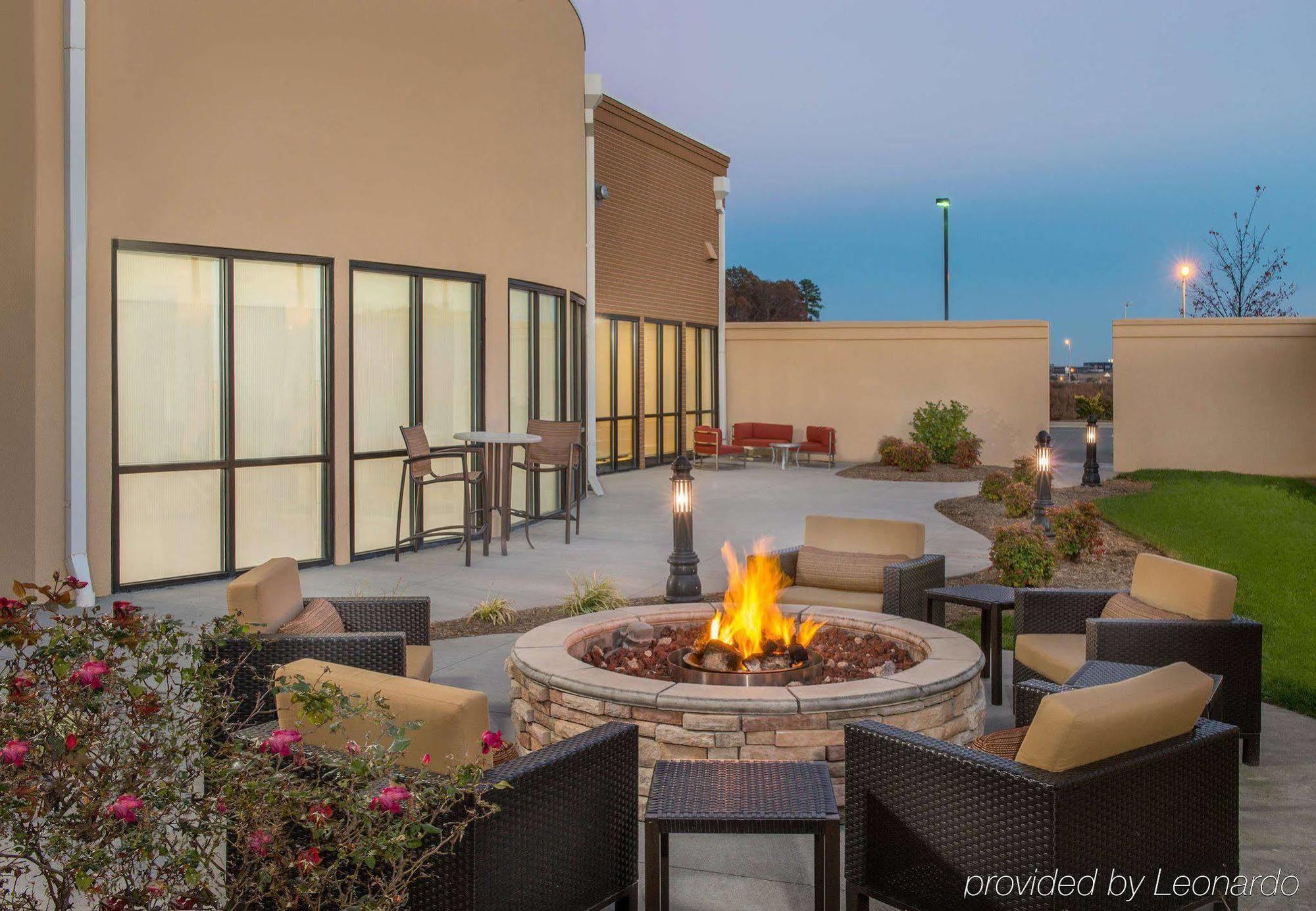 Отель Courtyard Charlotte Конкорд Экстерьер фото